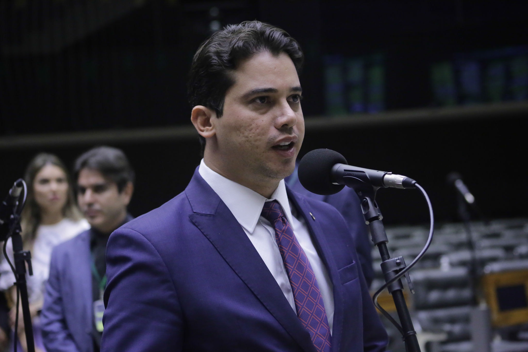 A PF cumpriu mandados de busca e apreensão em endereços ligados ao deputado Junior Mano
