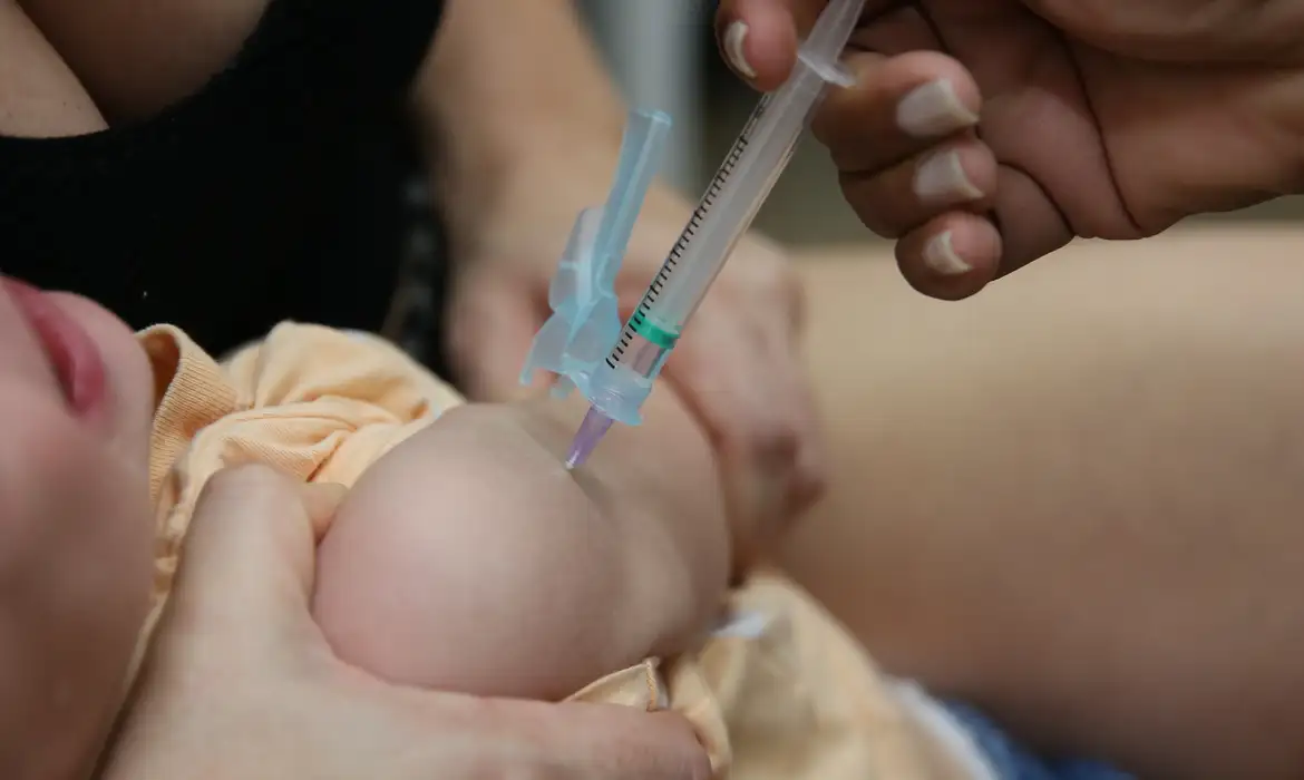 Vacina DTP contra Coqueluche é aplicada como reforço aos 15 meses e aos 4 anos 