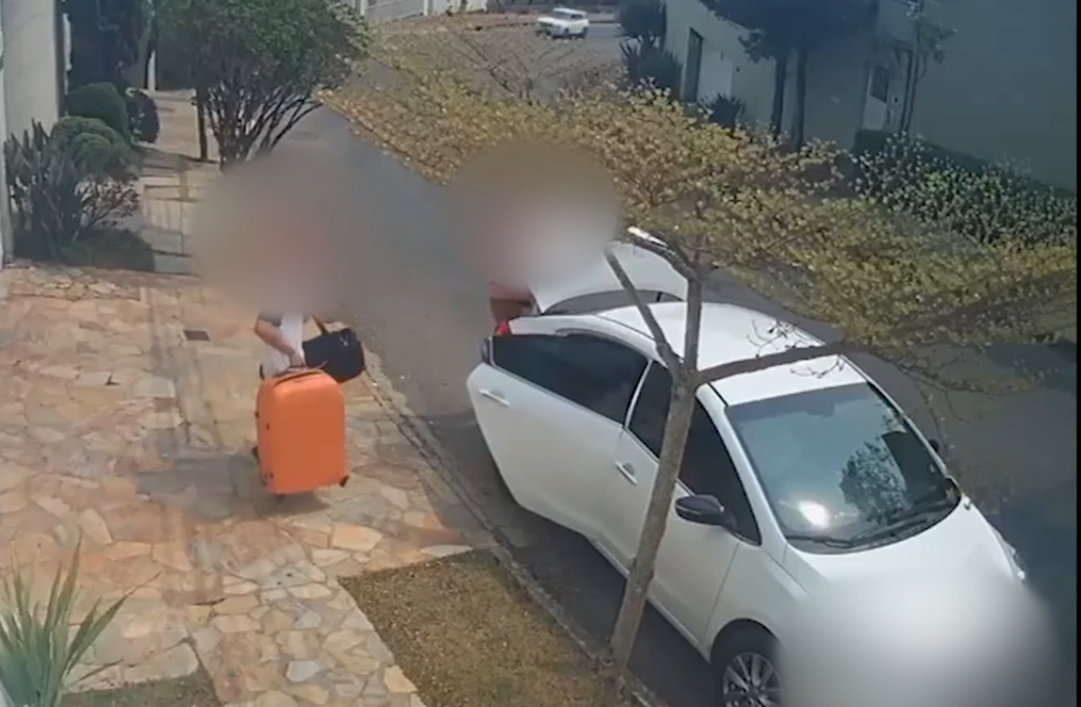 Momento em que os assaltantes colocavam as malas repletas de itens furtados da resdiência dentro do carro