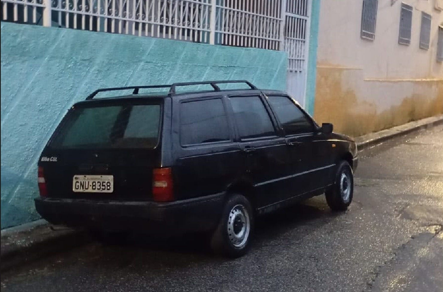 Fiat Elba de cor preta foi furtado na rua Rebelo Horta, no São José, na Pampulha