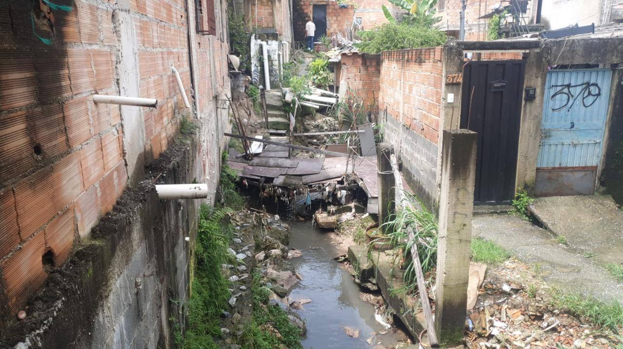 Moradores da Vila Biquinhas temem consequências da chuva
