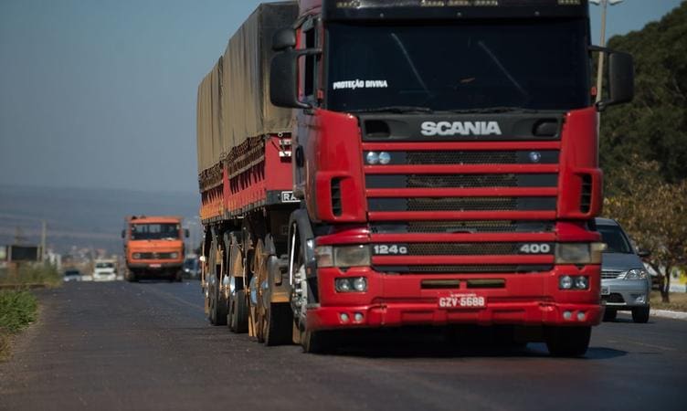 Motoristas de caminhões terão que fazer pausa para descanso de 11 horas por dia