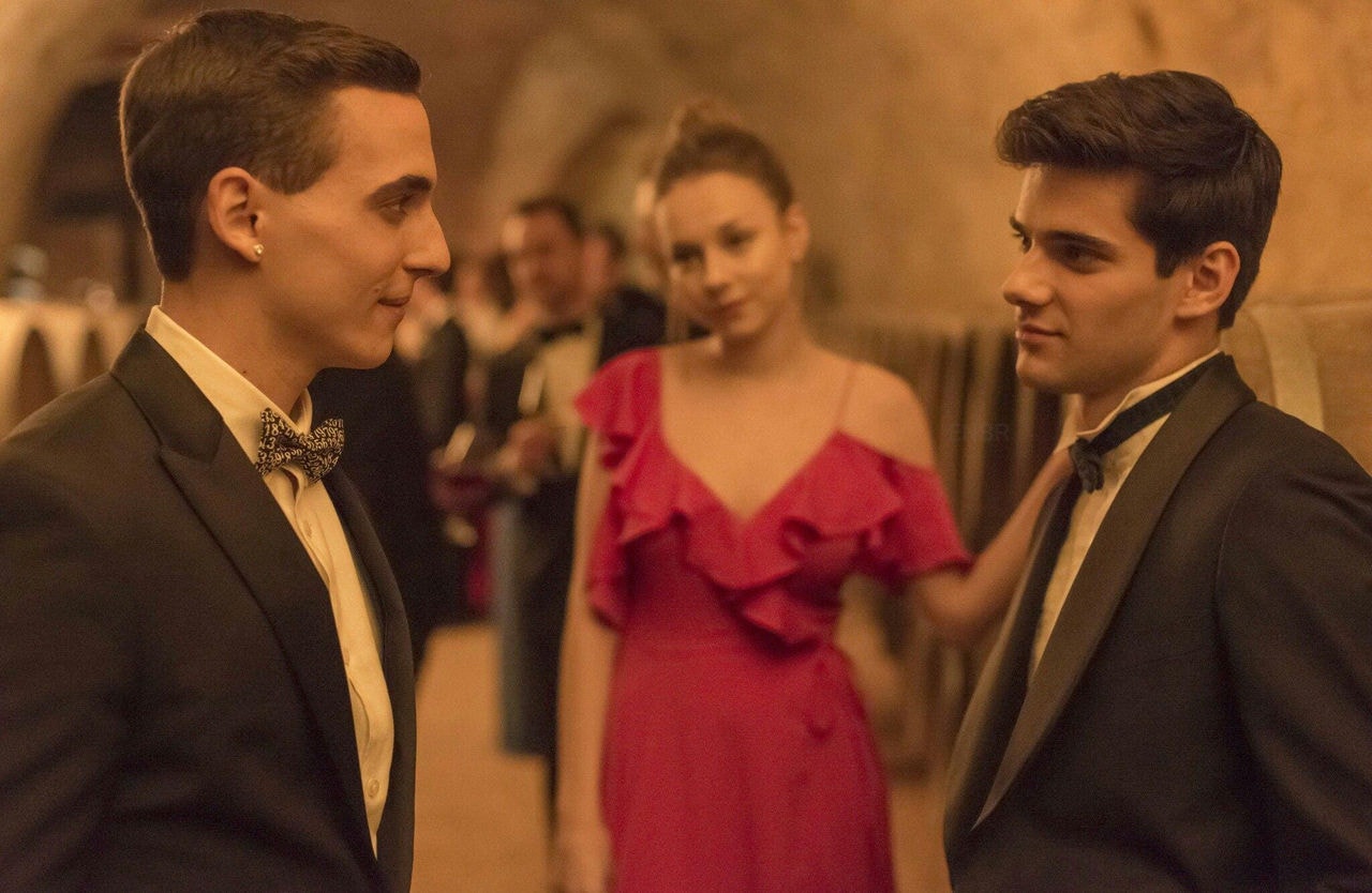 Na série espanhola "Elite", da Netflix, Carla (Ester Expósito) e Polo (Álvaro Rico) formam um casal desde os 12 anos Aos 17, eles embarcam em uma aventura que mescla voyeurismo e ménage à trois com Christián (Miguel Herrán) Posteriormente, passam a viver uma relação a três