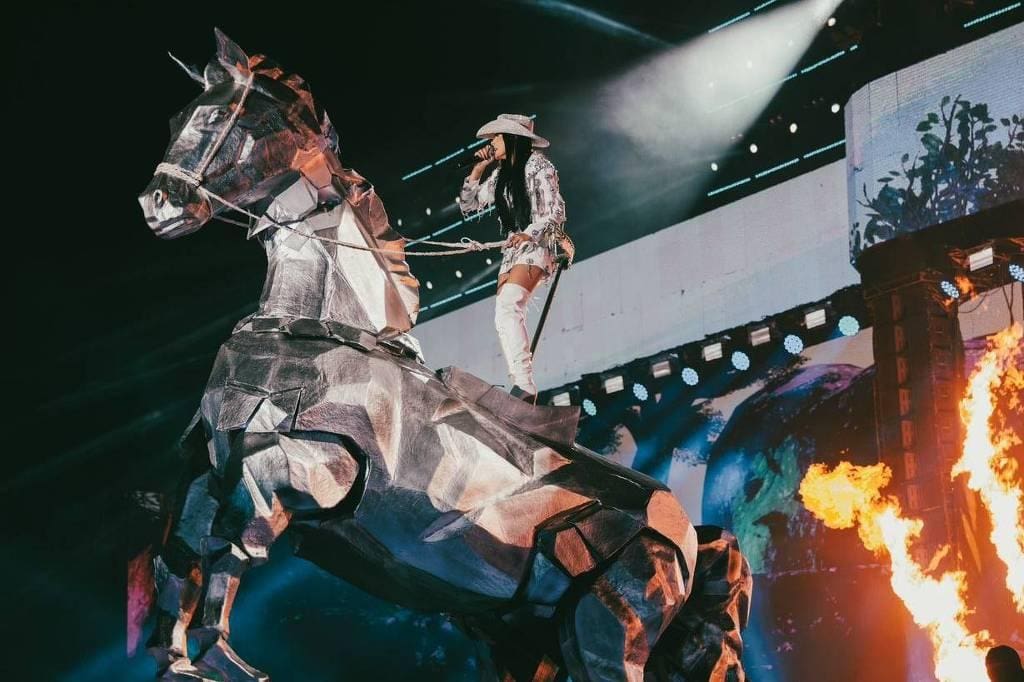 Ana Castela cantou em cima de um cavalo de 8 metros em show