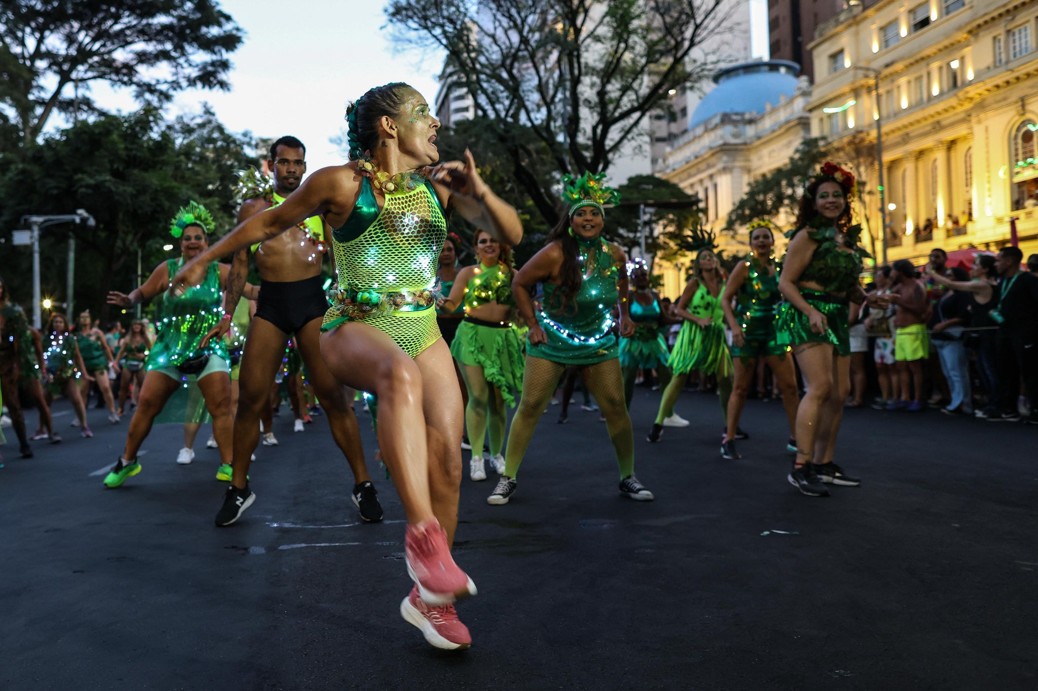 Com uma multidão reunida e um show de luzes no coração do Hipercentro de Belo Horizonte, o bloco Chama o Síndico desfila pela avenida Afonso Pena na noite desta quarta-feira (26 de fevereiro)