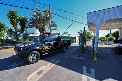 Viatura da Polícia Federal na porta do condomínio, em Brasília, onde mora o ex-presidente Jair Bolsonaro