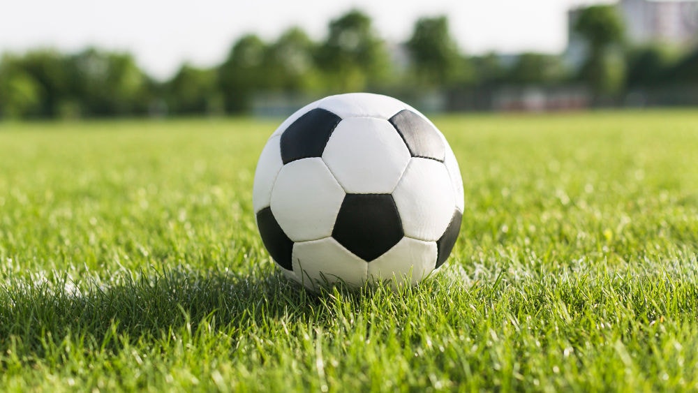 Bole de futebol em campo