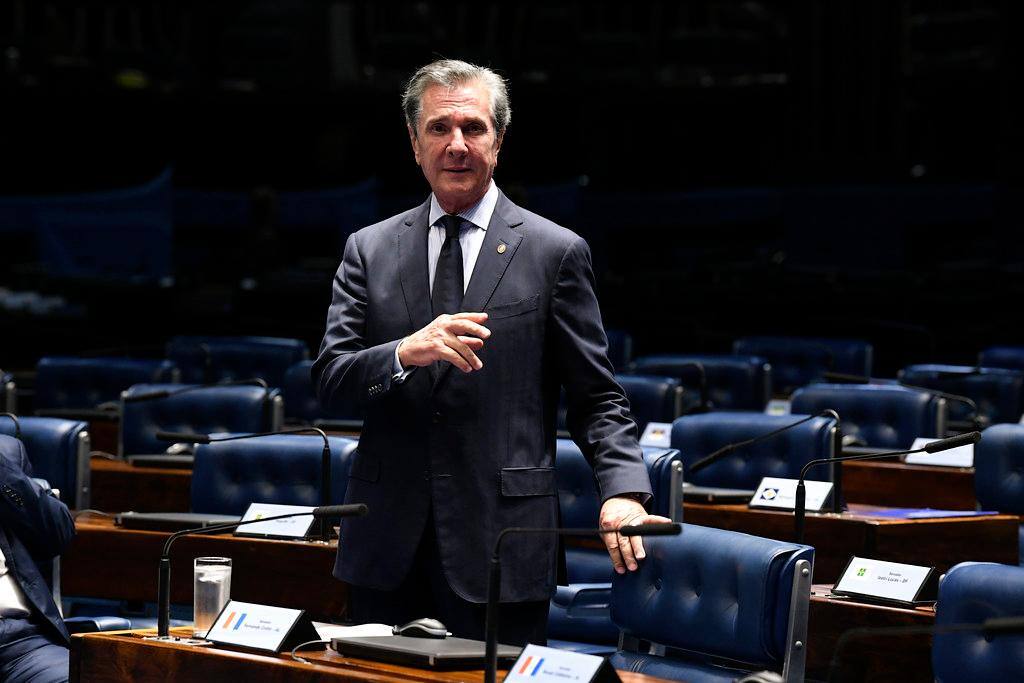 O então senador Fernando Collor sozinho no plenário do Senado