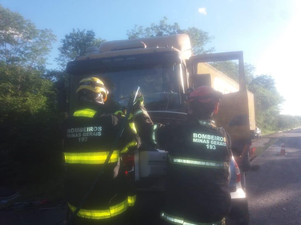 Caminhão dos Bombeiros e carro batem em Montes Claros