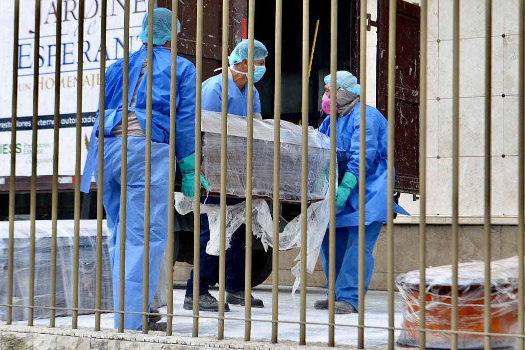 Equador convive com caos funerário em meio à crise do coronavírus