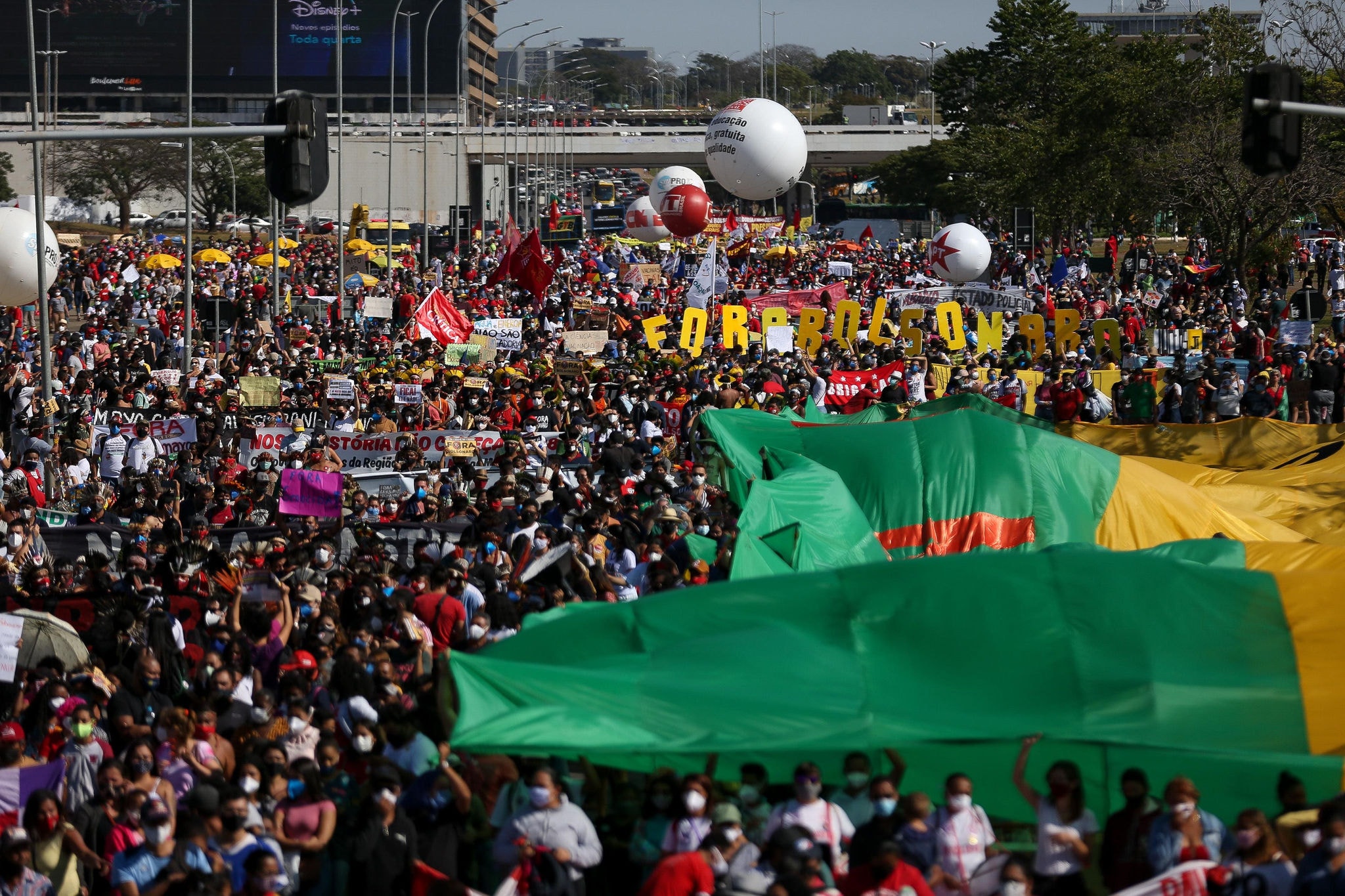Manifestantes fazem protesto contra Bolsonaro em Brasília