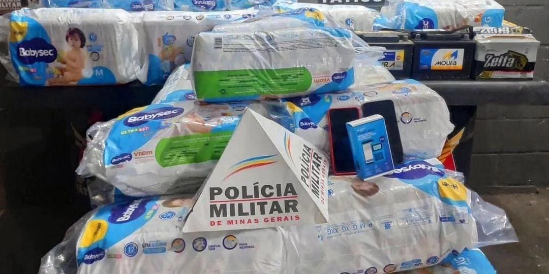 Além das fraldas, os policiais encontraram mais quatro baterias de veículos, maquina de cartão e dois celulares