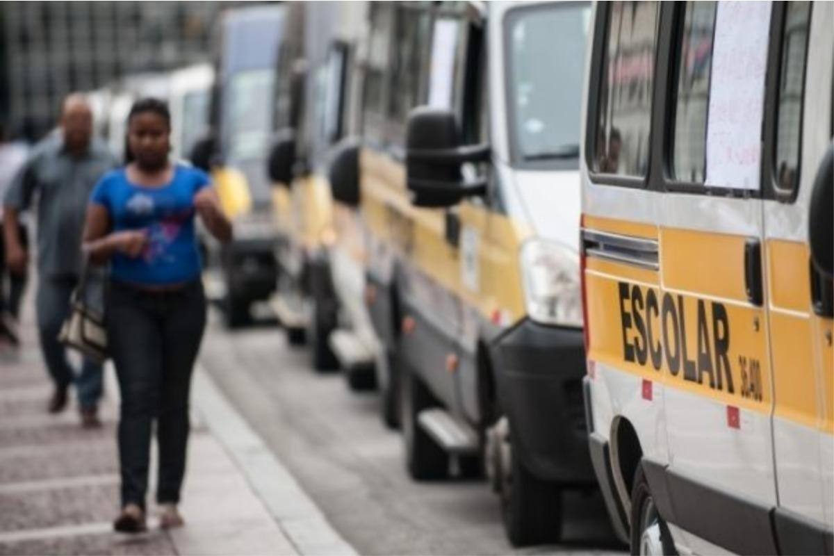 Imagem mostra van escolar