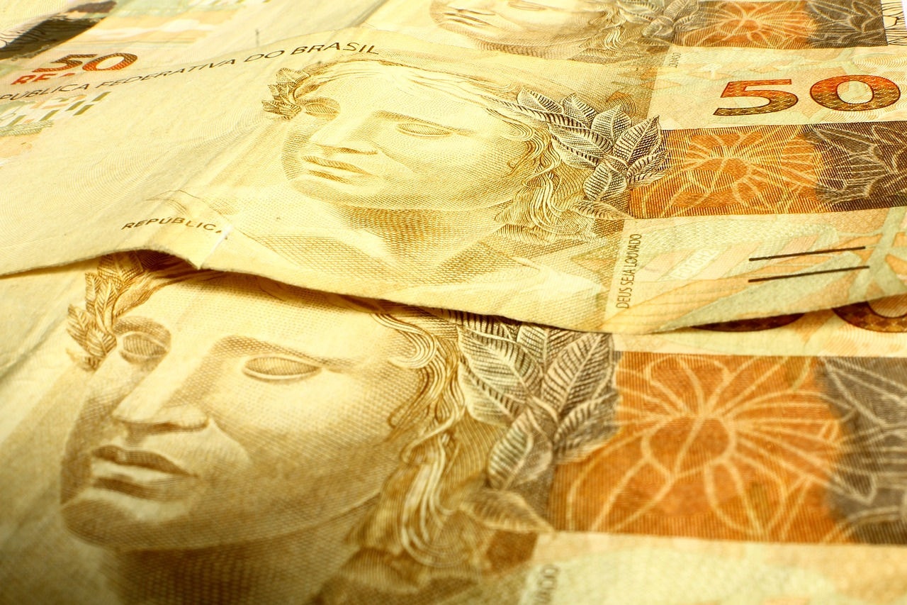 As investigações continuam. O objetivo é rastrear a origem do dinheiro usado pela família para fazer os empréstimos
