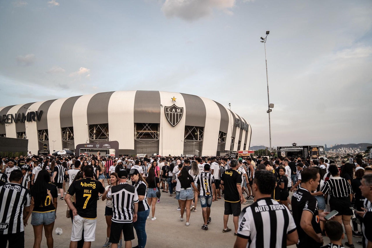 Torcedores do Atlético se concentram na Esplanada da Arena MRV antes de jogo do Galo pelo Brasileirão