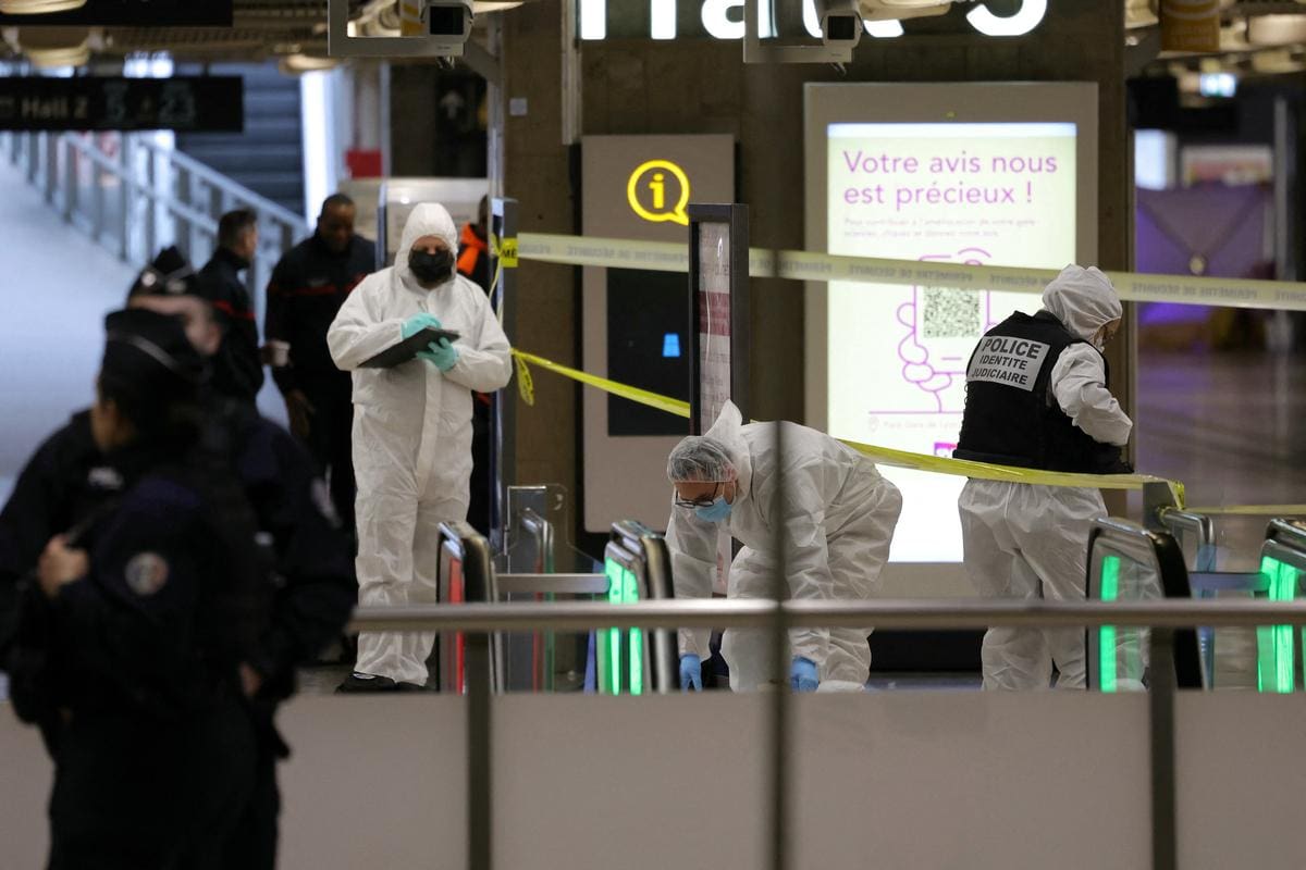 A polícia forense e judicial francesa recolheu provas após um ataque com faca na estação ferroviária Gare de Lyon, em Paris