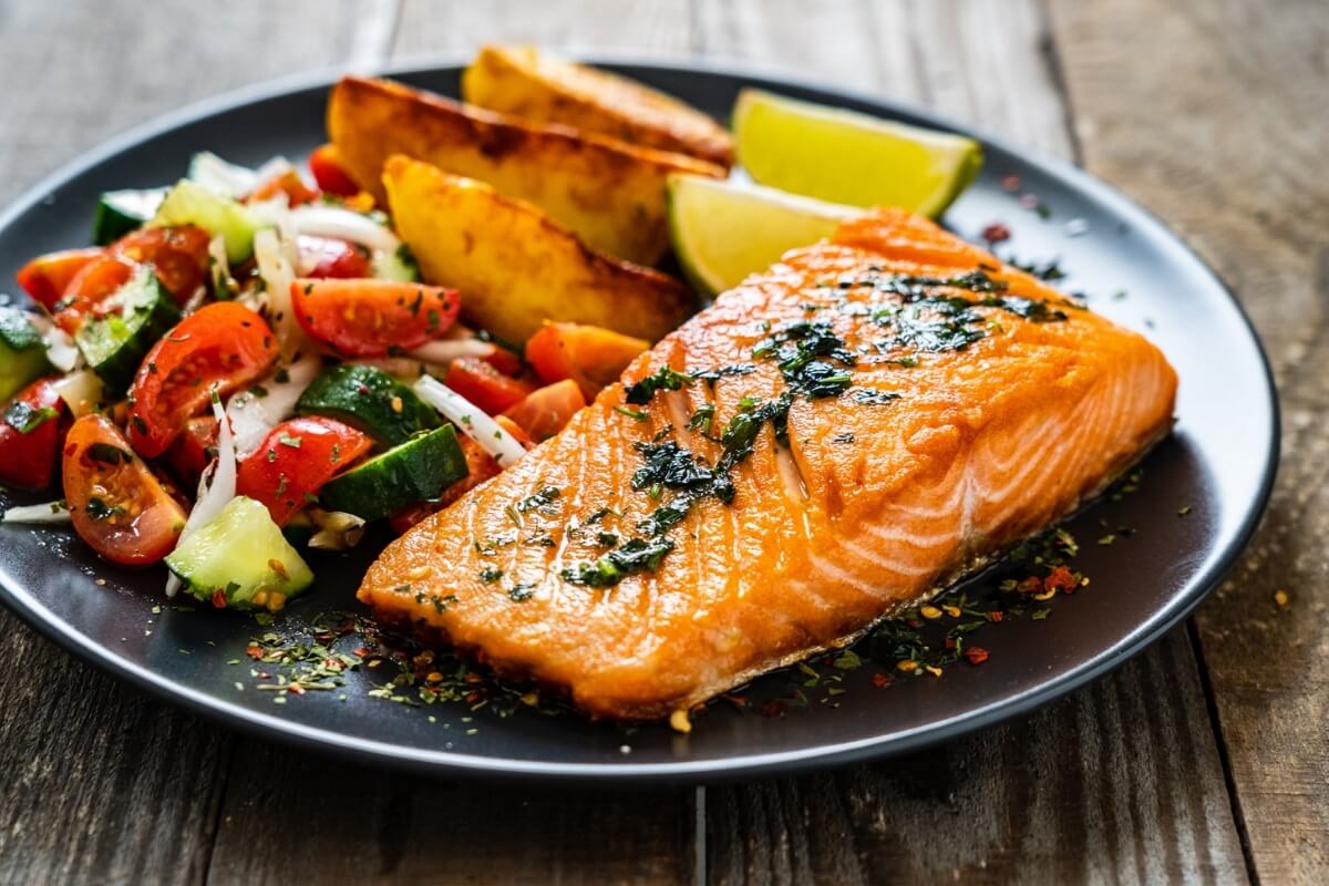 Salmão com manteiga e ervas