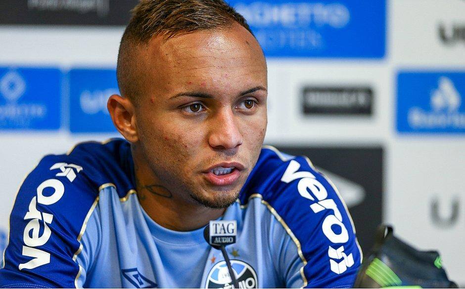 Atacante deixou no ar sobre a incerteza do seu futuro na equipe gremista