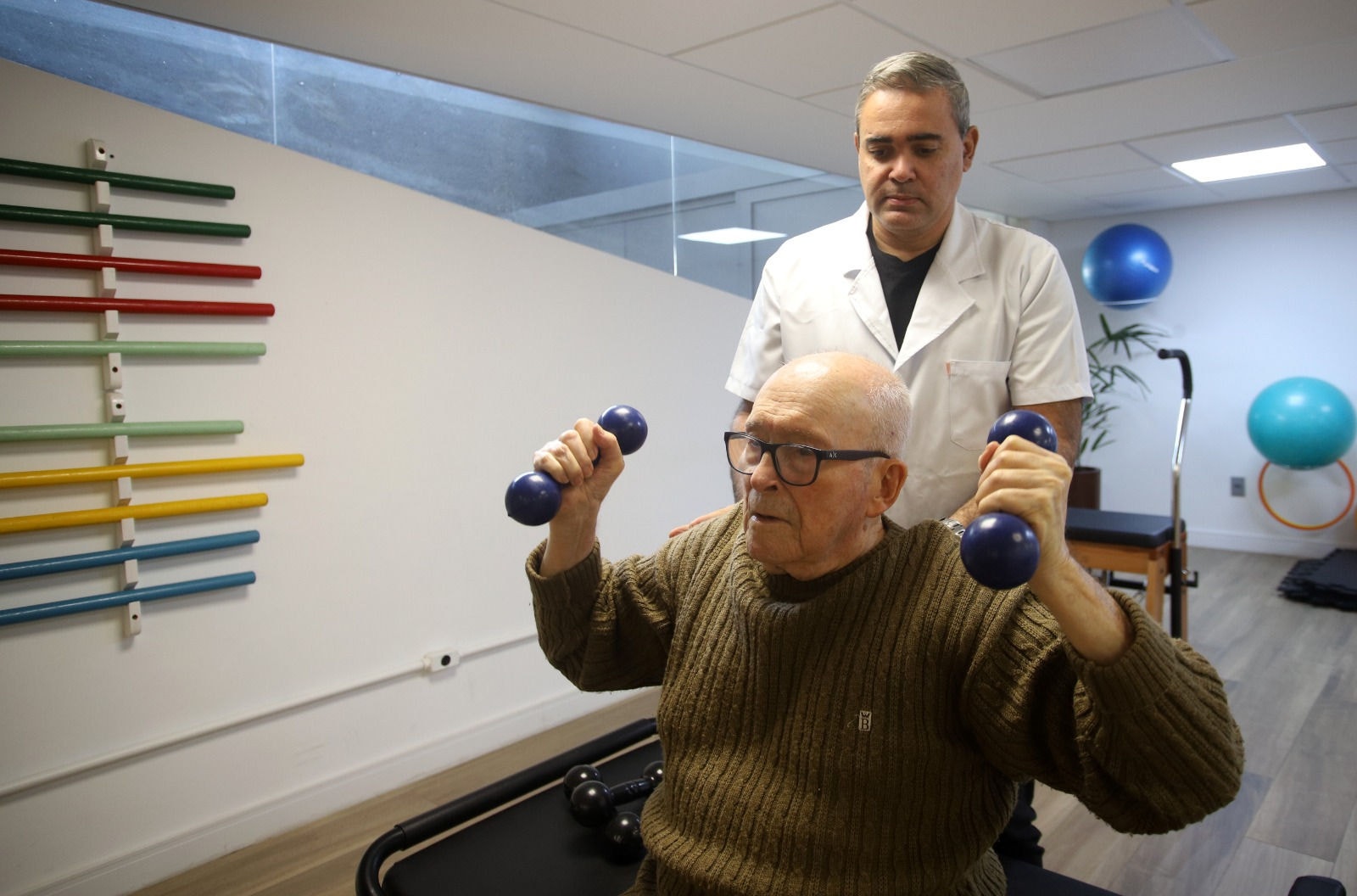 Aos 94 anos, o senhor Celedonio aproveita as atividades de fisioterapia no residencial Aquarela