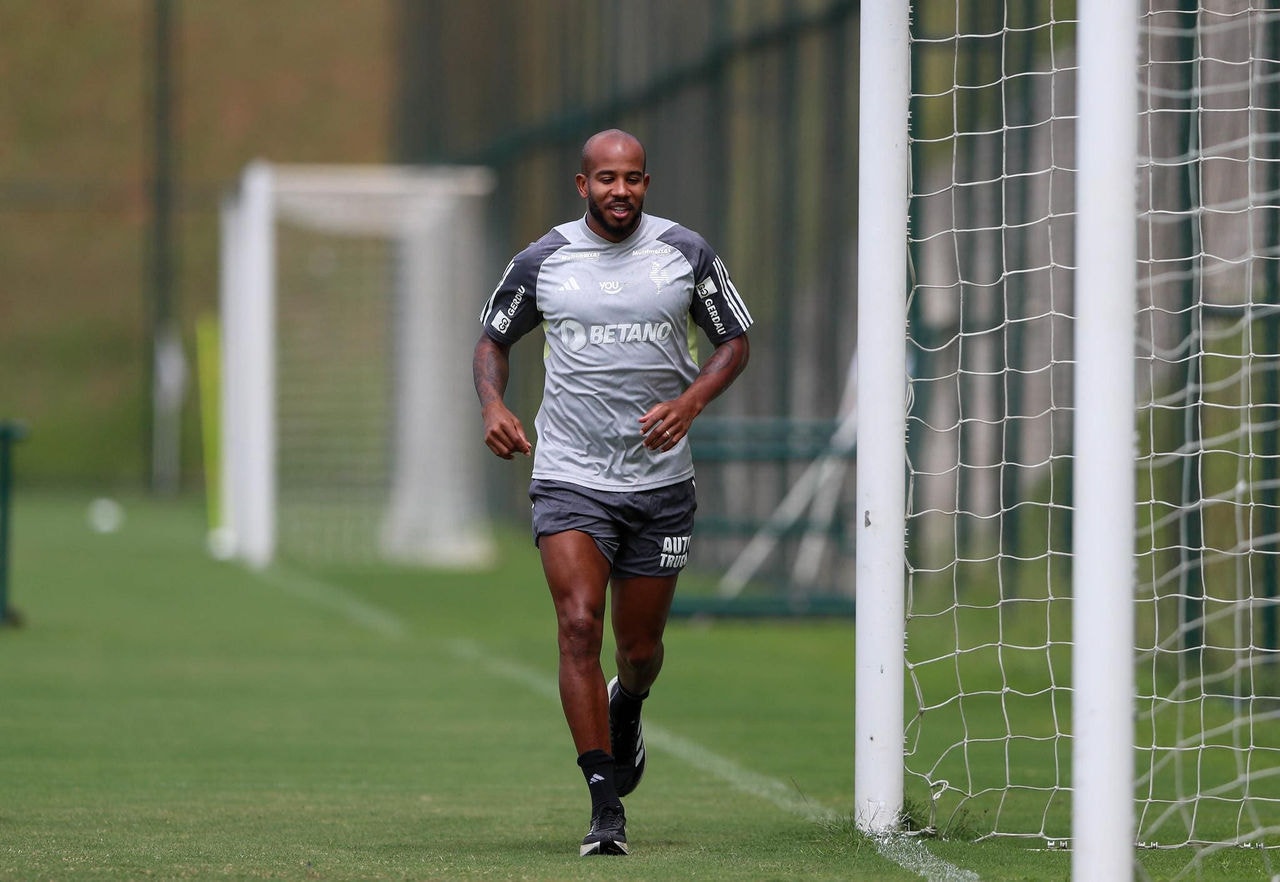 Meia Patrick, quando atuava pelo Atlético