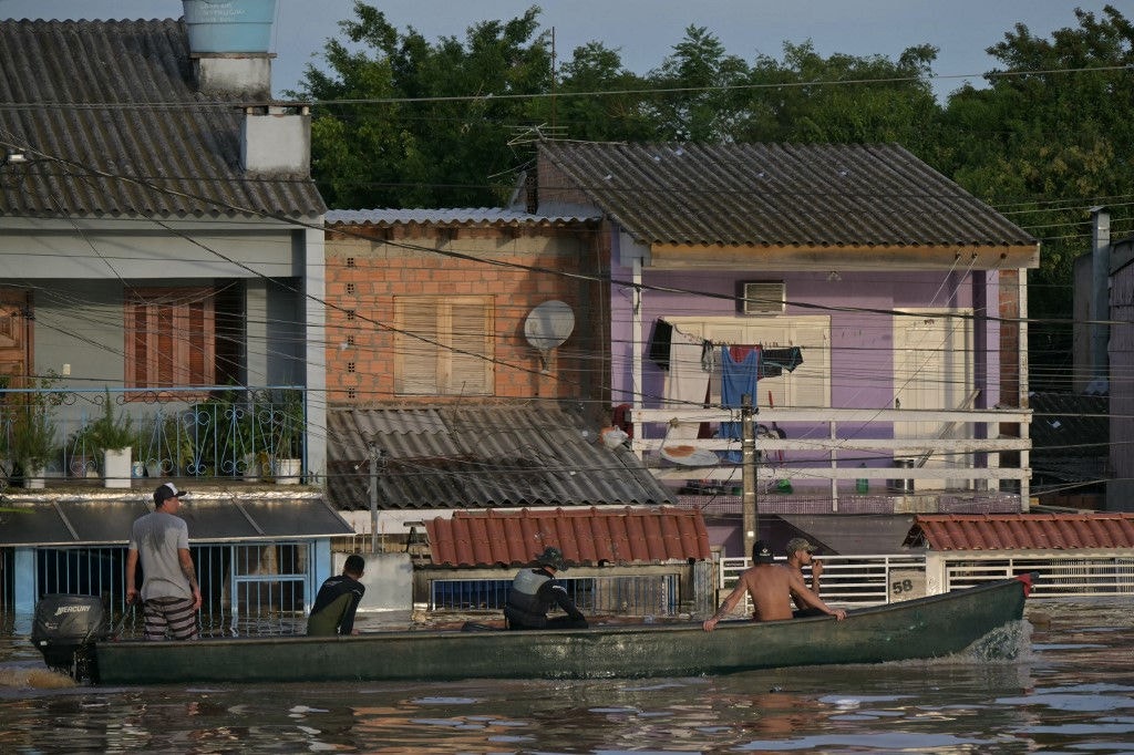 Voluntários procuram pessoas ilhadas em Porto Alegre