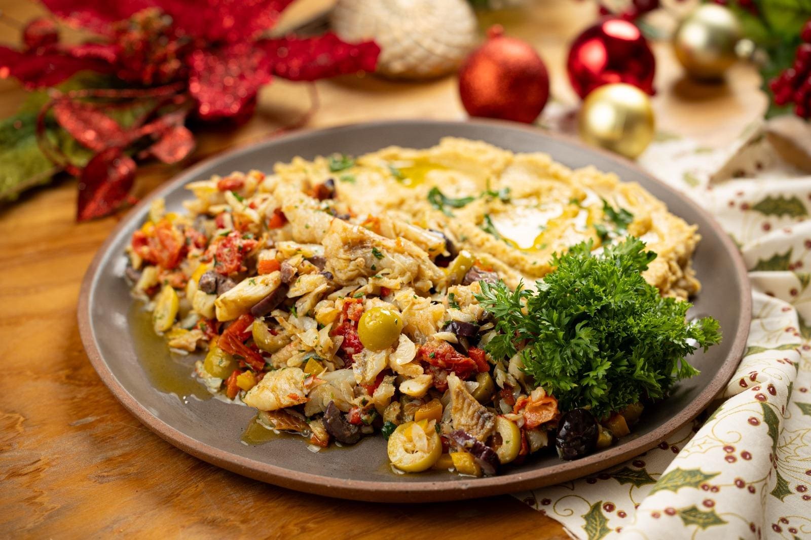 Salada de bacalhau com homus é um dos pratos oferecidos pelo Buffet Fora Do Comum