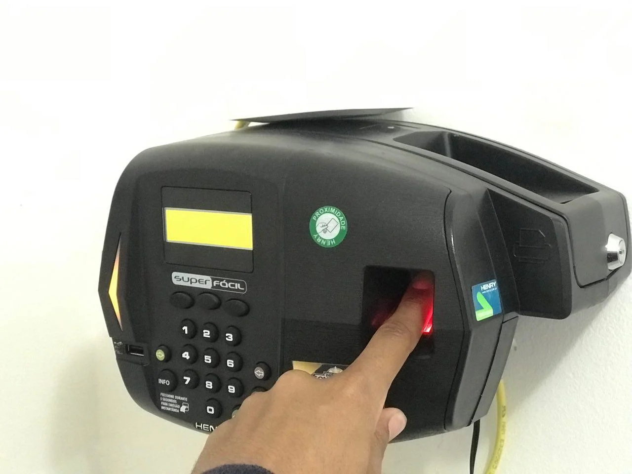 O trabalhador relatou que atuava em expediente interno e externo, sem o devido controle da jornada. .