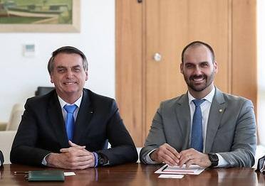 Jair Bolsonaro e o filho Eduardo Bolsonaro, deputado federal licenciado que está nos EUA