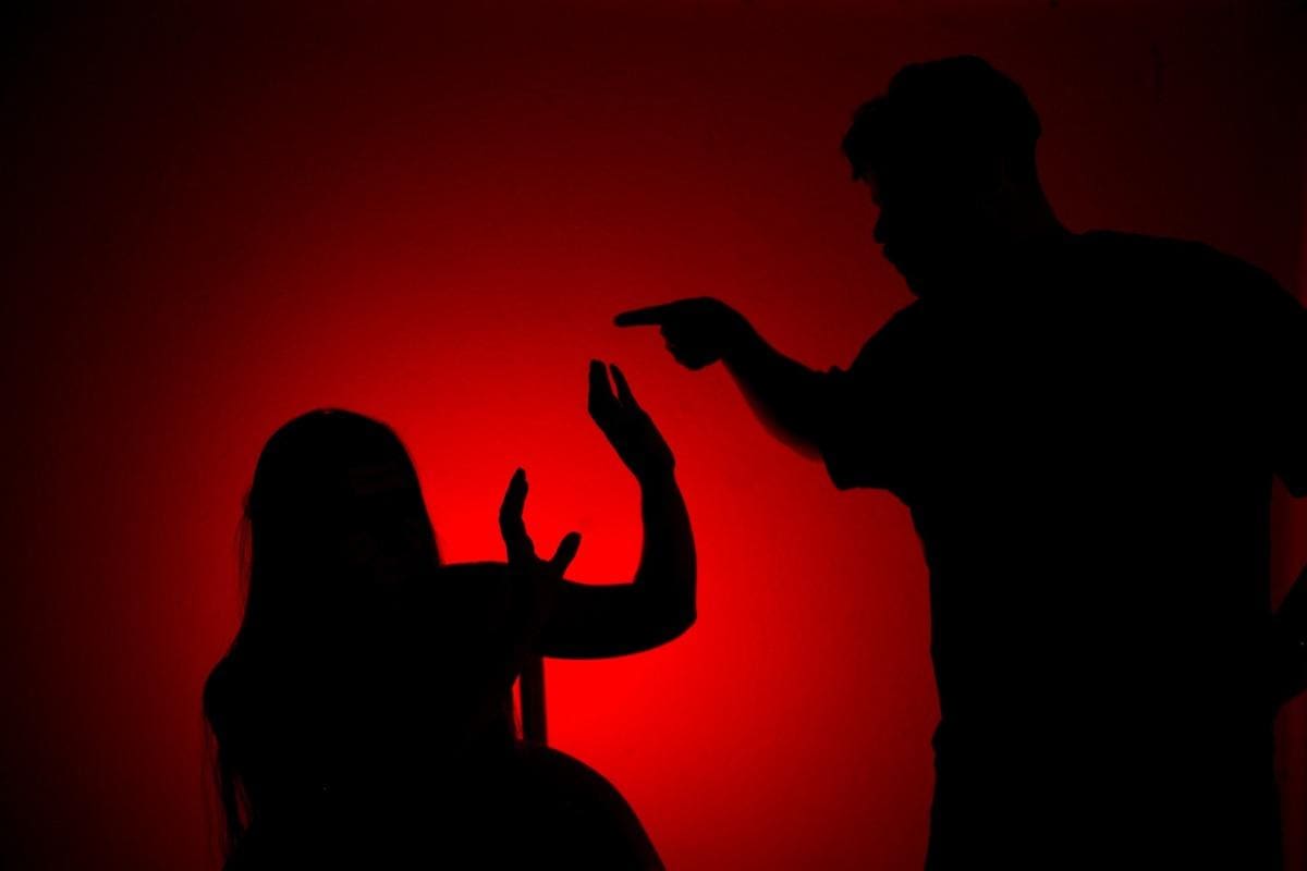 A proposta altera o Código Penal, que hoje prevê pena de reclusão, de um a quatro anos, para lesão praticada contra a mulher, por razões da condição do sexo feminino