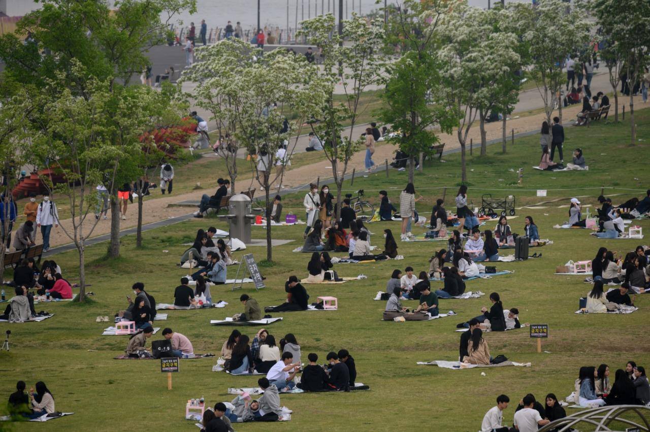 Coronavírus: pessoas voltam a lotar parque na Coreia do Sul após início de retomada