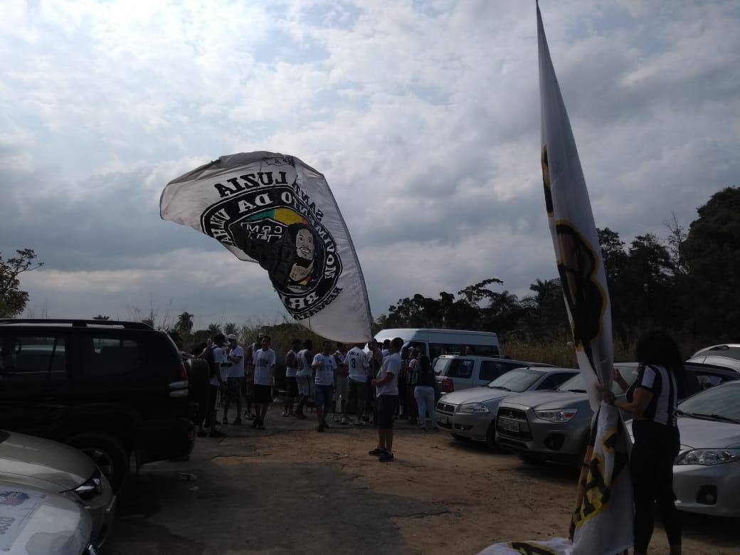 Torcedores atleticanos chegam ao estádio com bandeiras, faixas e instrumentos musicais para o clássico