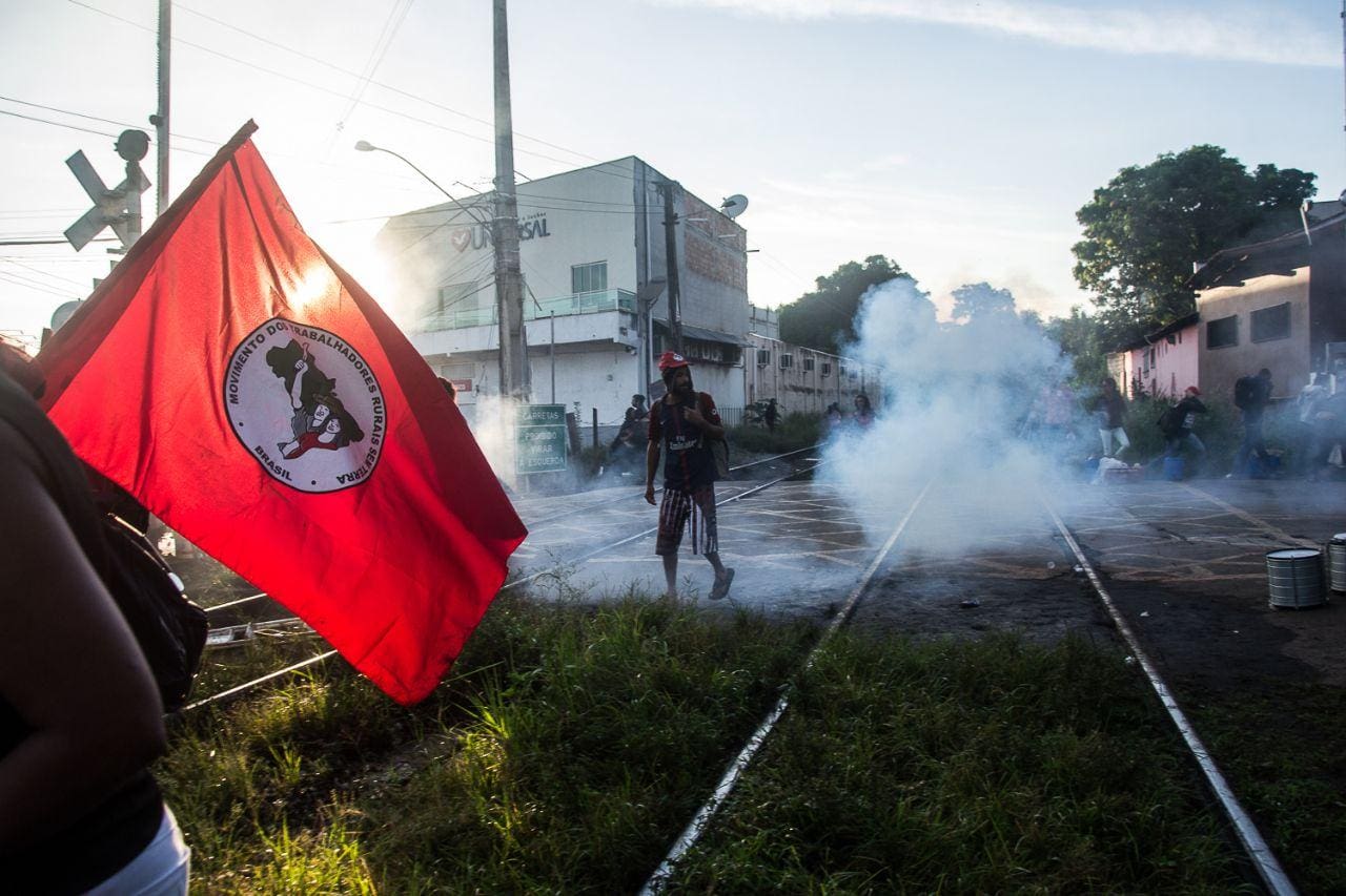 Bombas de gás foram usadas para conter o protesto