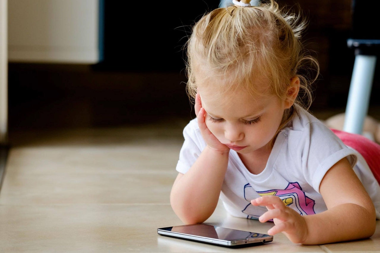 A Associação Americana de Pediatria (AAP) indica que crianças menores de 18 meses sejam poupadas de qualquer uso de telas