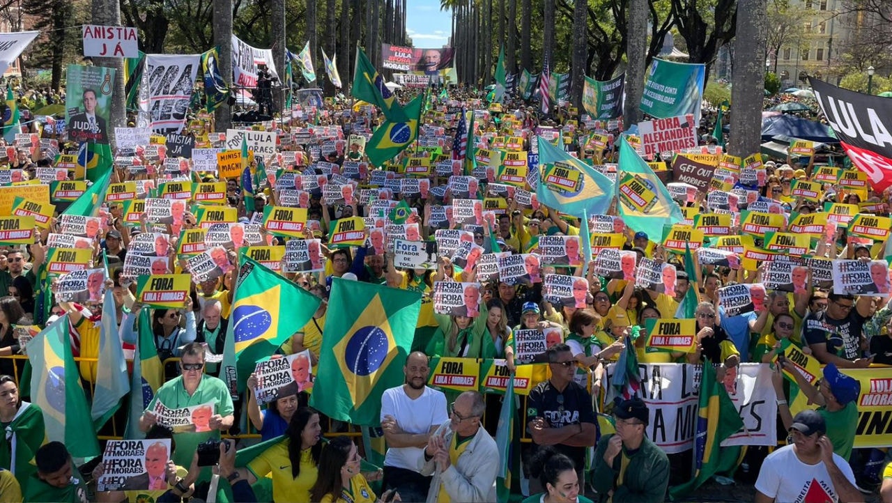 Ato realizado neste domingo (3/8) reúne milhares de pessoas na Praça da Liberdade
