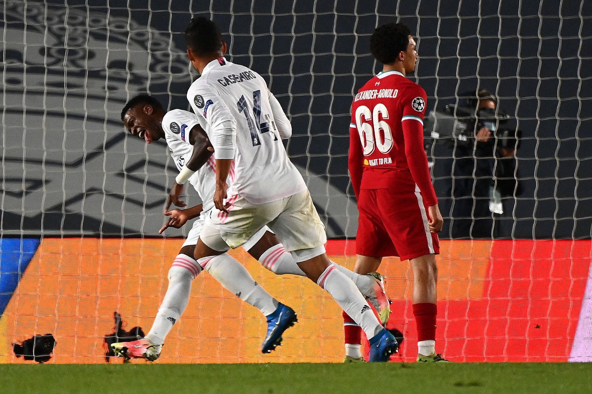 Vinícius Junior vibra com gol diante do Liverpool
