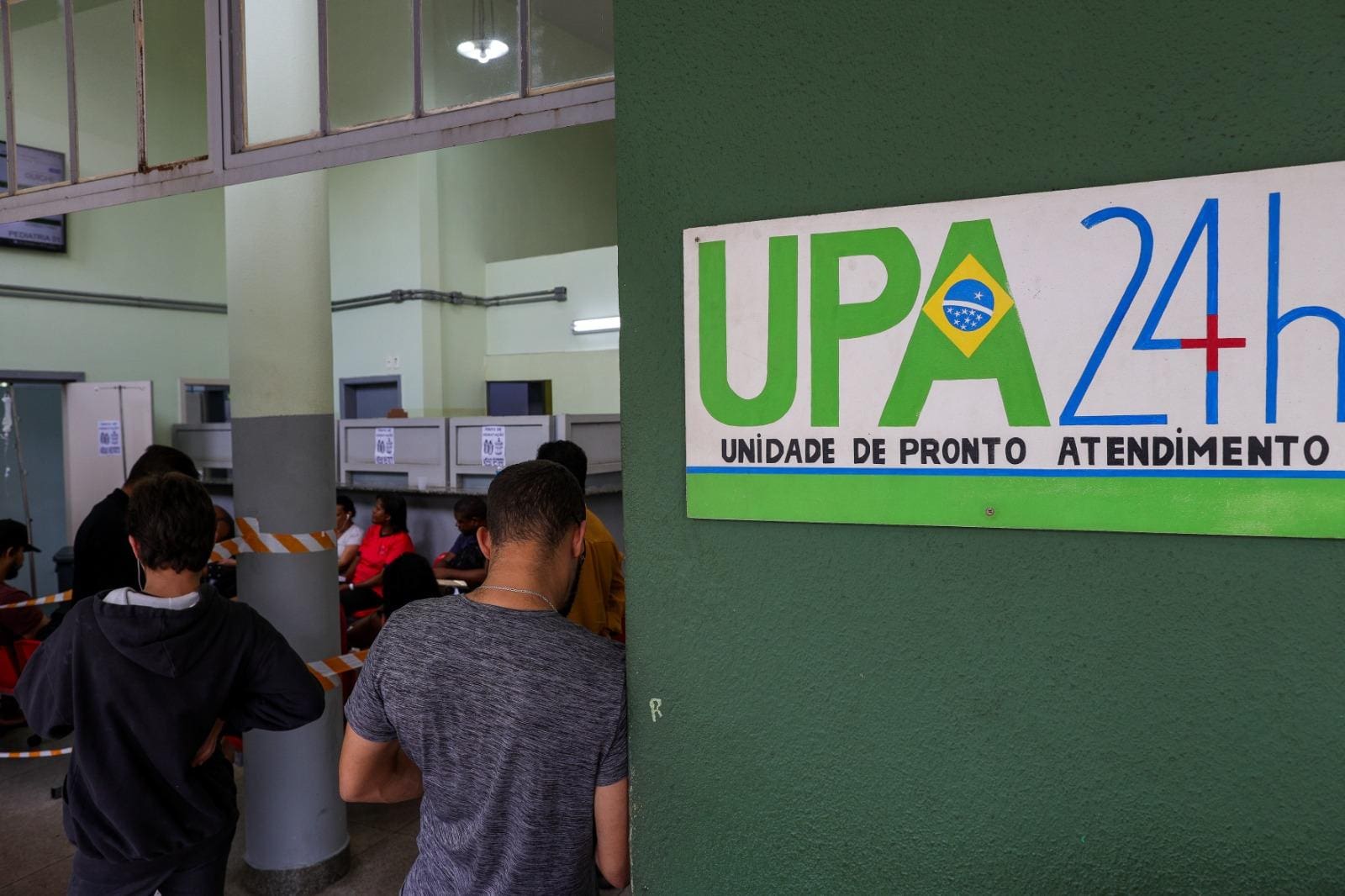 Fila para atendimento na UPA Oeste, no bairro Jardim América, em BH