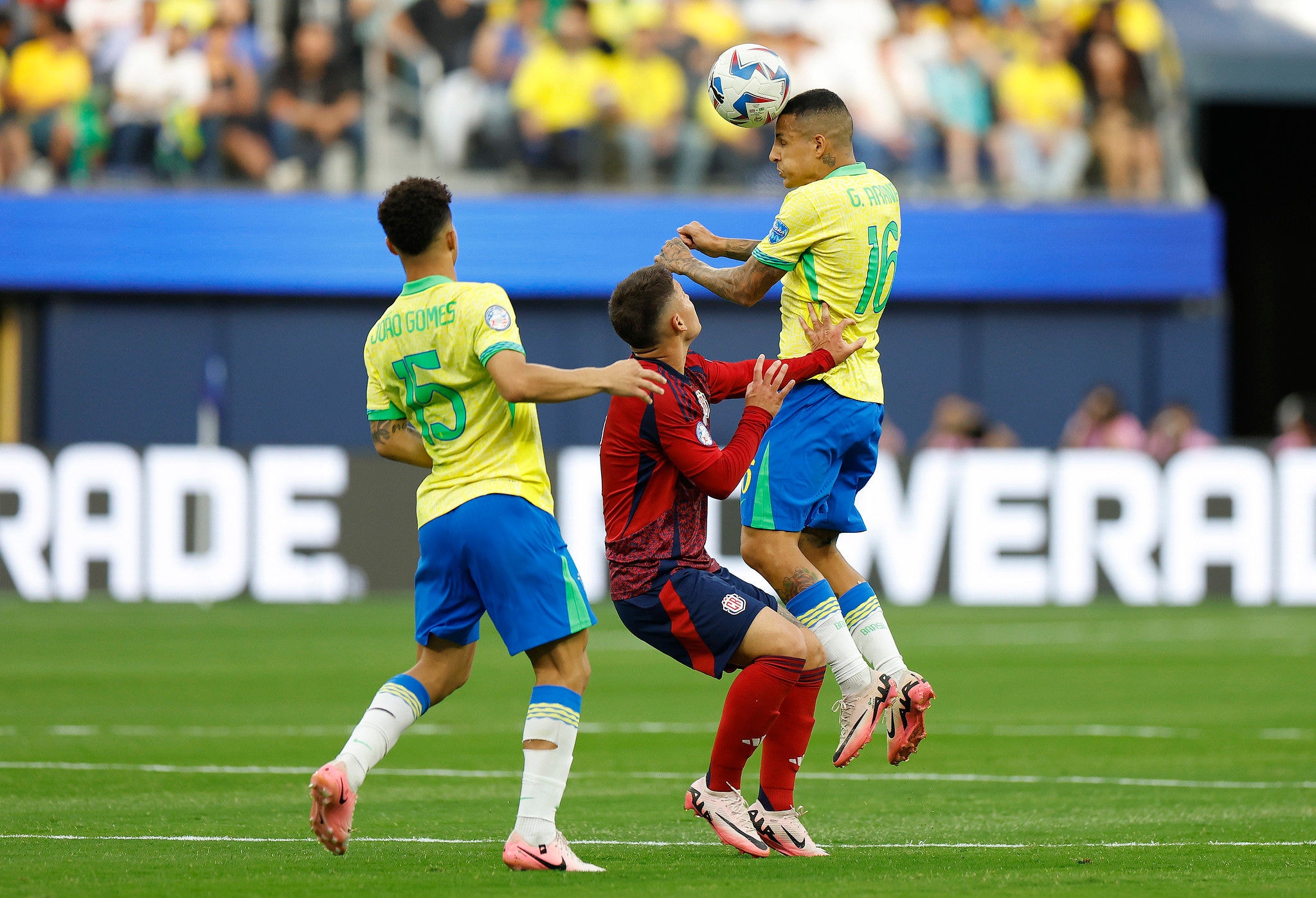 Camisa 16 da seleção brasileira, Arana sobe para cabecear a bola diante de jogador da Costa Rica