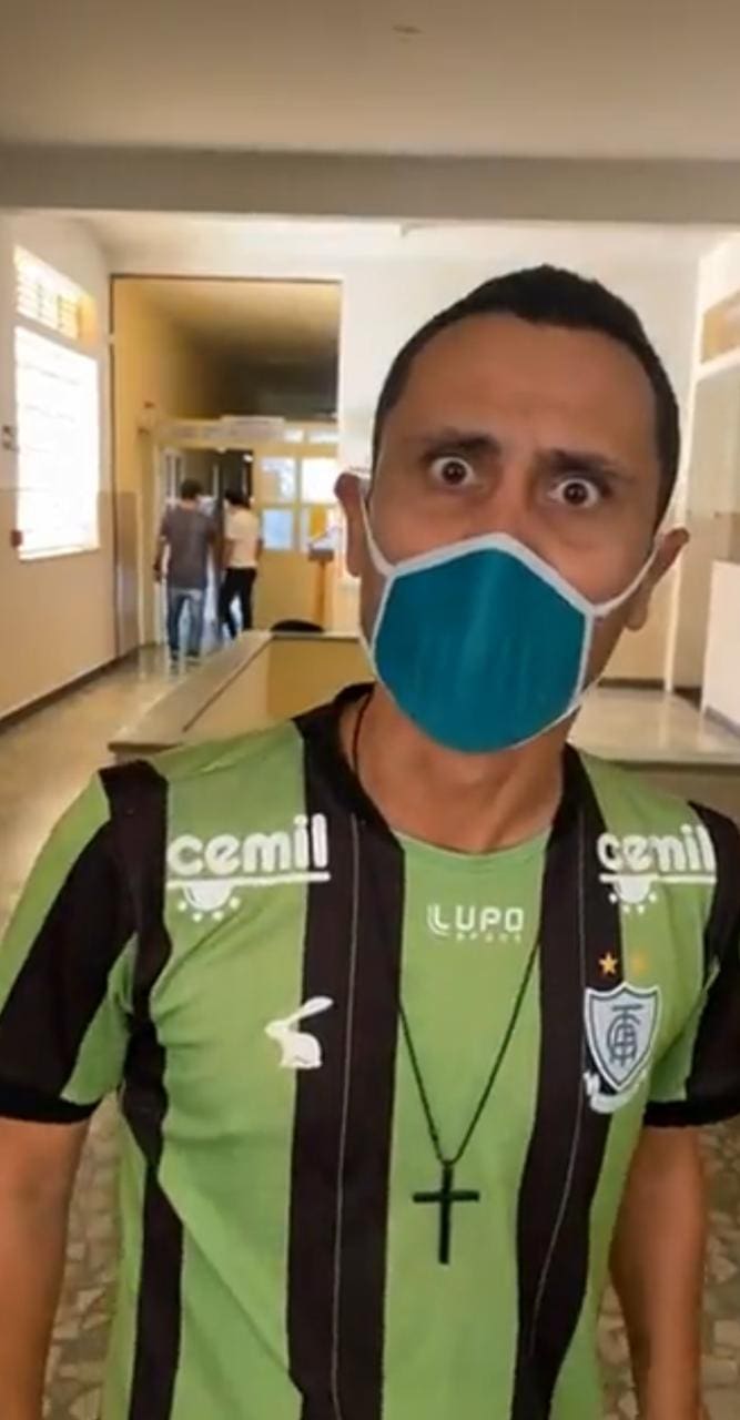 Deputado Cleitinho Azevedo foi chamado de ladrão e acusado de invadir hospital pela provedora do local