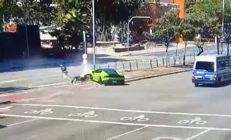 Motorista de Lamborghini derrubou a moto e bateu no poste na avenida Faria Lima, em São Paulo