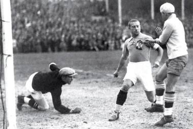 Preguinho (primeiro à direita) marca o primeiro gol da seleção brasileira na Copa do Mundo de 1930