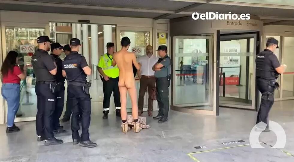 Três seguranças impediram o homem de entrar sem roupas em um fórum de Valência, Espanha