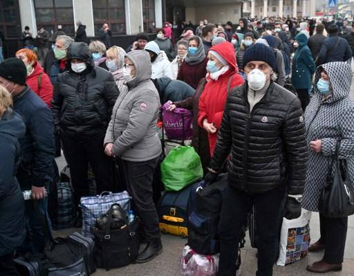 Fila de cidadãos russos para controle médico na estação ferroviária de Kiev