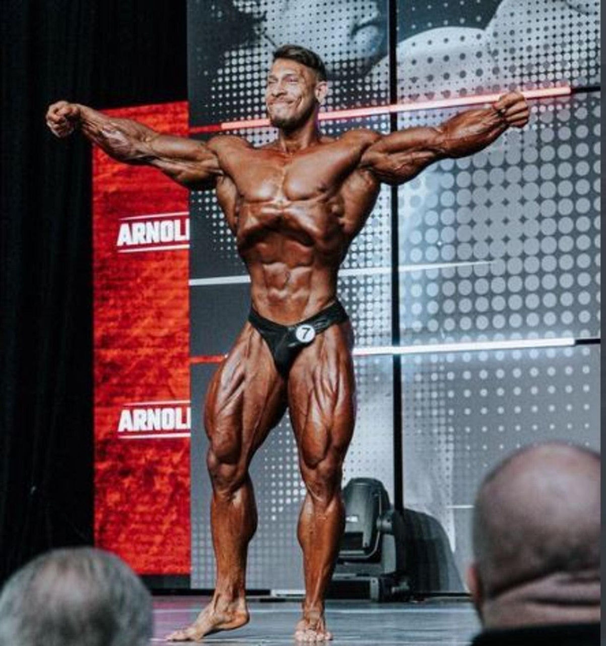 O brasileiro Ramon Dino em apresentação no Mr Olympia 2022