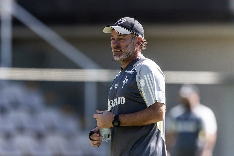 o técnico Gabriel Milito teve que modificar a equipe mais uma vez devido às expulsões de Hulk e Paulinho na partida contra o Palmeiras
