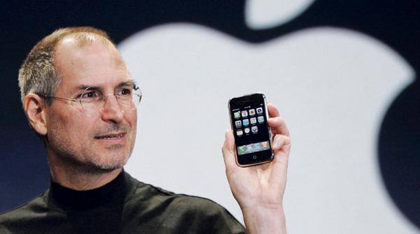 Steve Jobs com uma das primeiras versões do iPhone