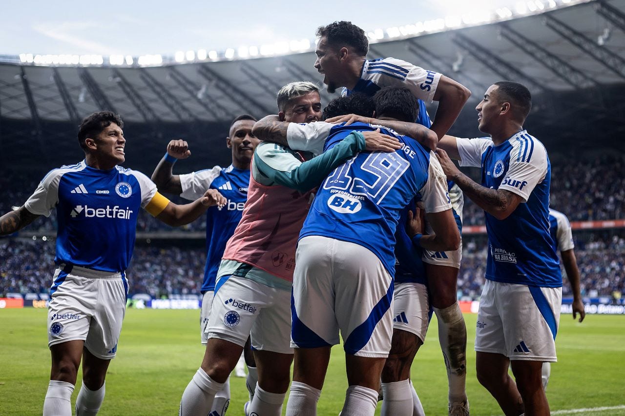 Jogadores do Cruzeiro comemoram gols contra o Juventude, pelo Campeonato Brasileiro