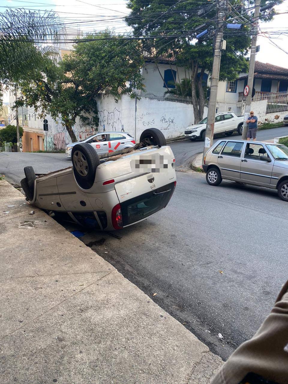 Carro capotou no Nova Suíça