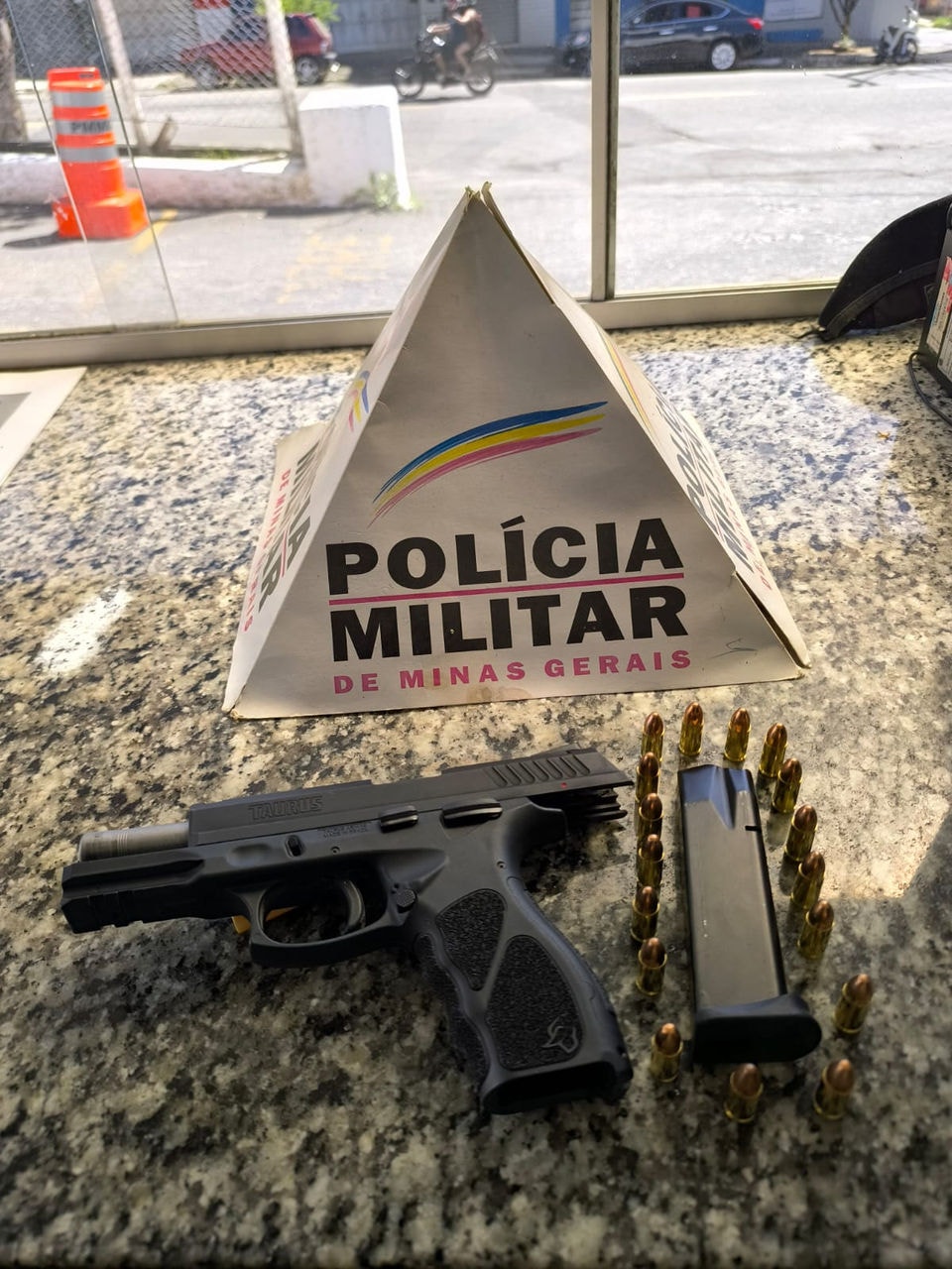 A pistola 9 mm e as muniçõs foram apreendidas pela PM de Governador Valadares