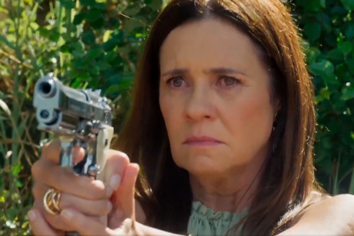 Mércia (Adriana Esteves) mata Molina em Mania de Você