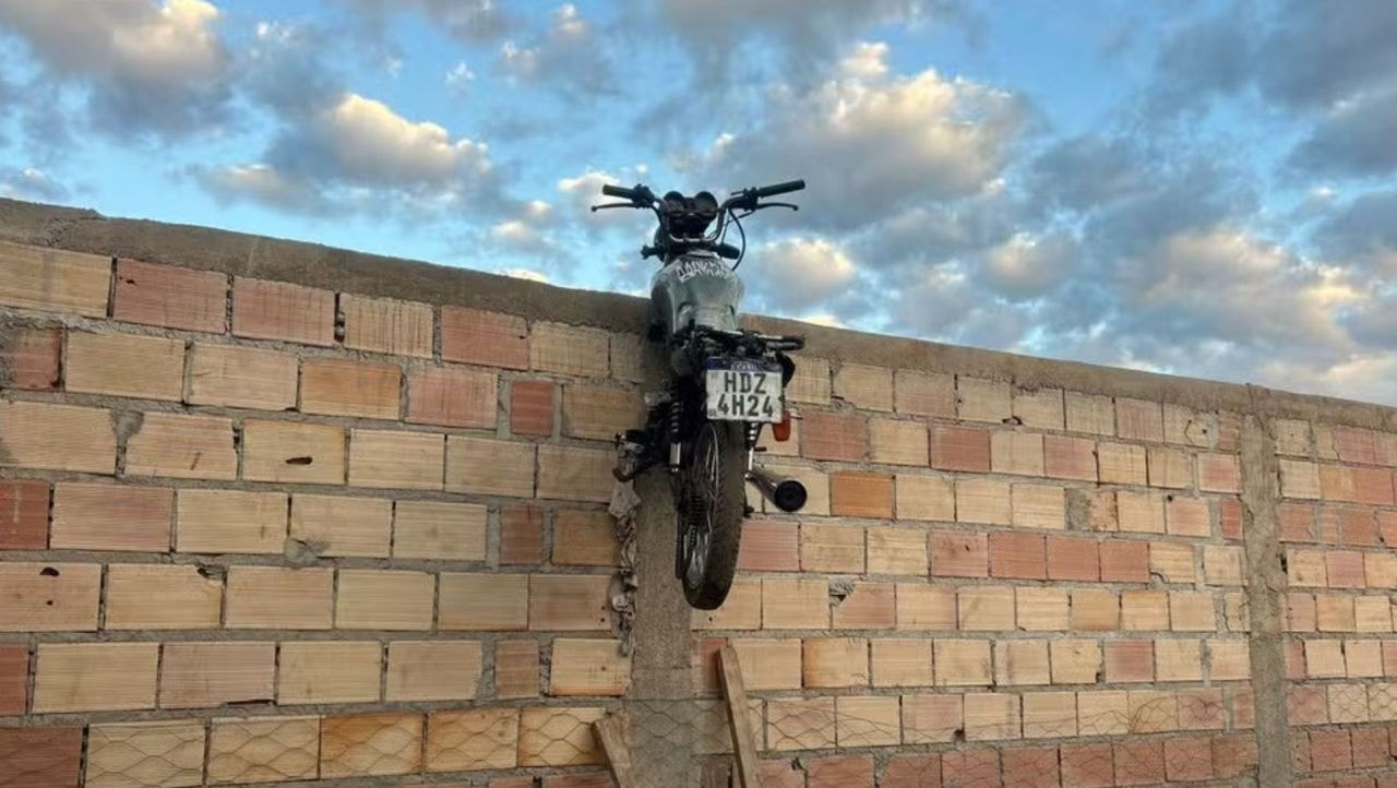 Moto ficou pendurada no muro durante a tentativa de roubo